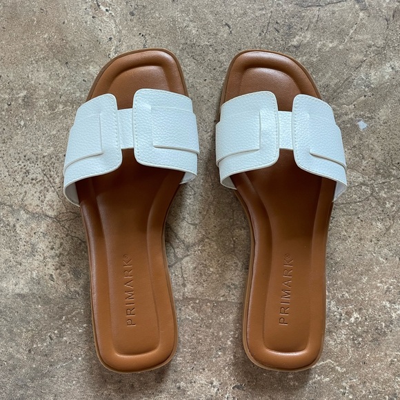 White H Sandals (6) - Picture 2 of 4